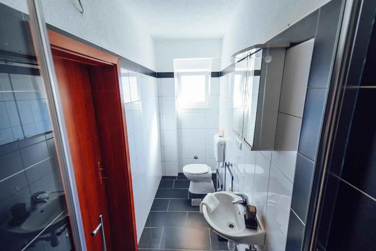 Apartmani Simundic โตรกีร์ ภายนอก รูปภาพ