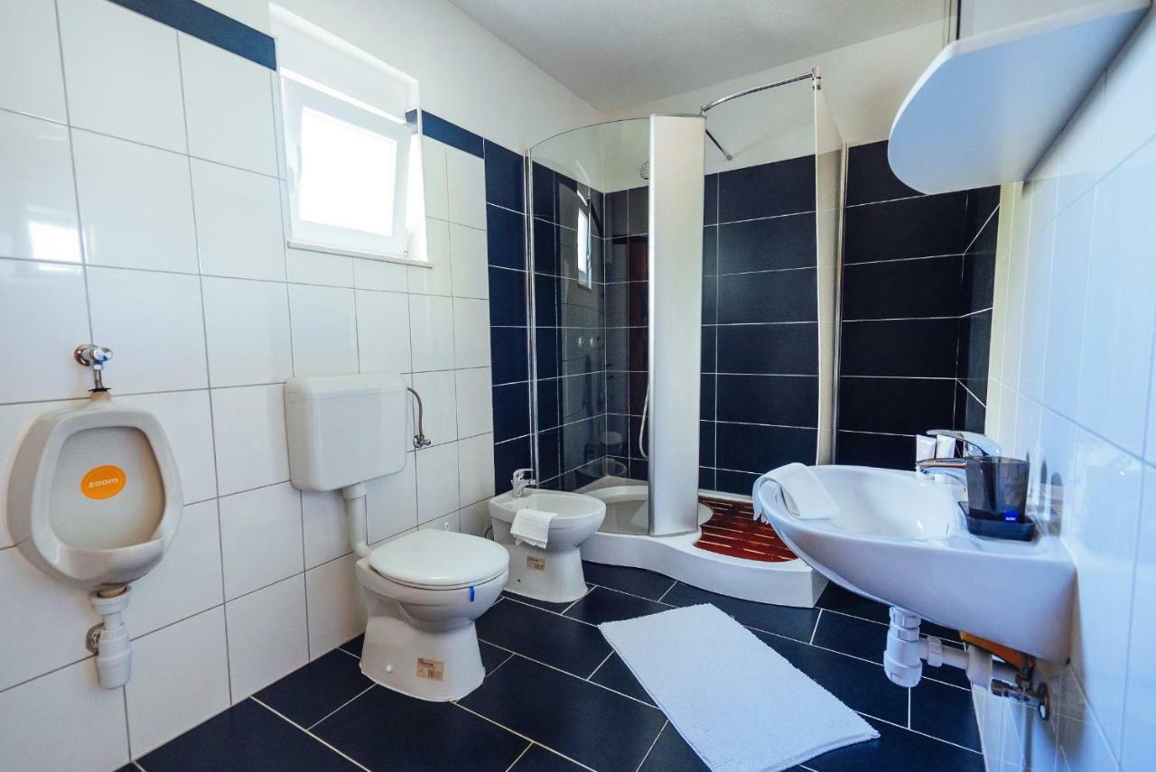Apartmani Simundic โตรกีร์ ภายนอก รูปภาพ